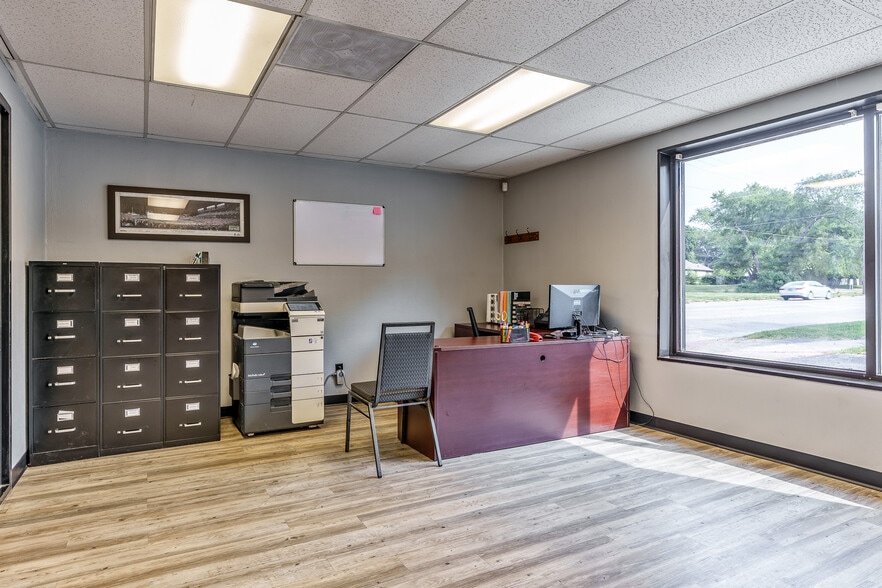More Photos Of 415 N 3rd St, Rockford Light Distribution For Lease