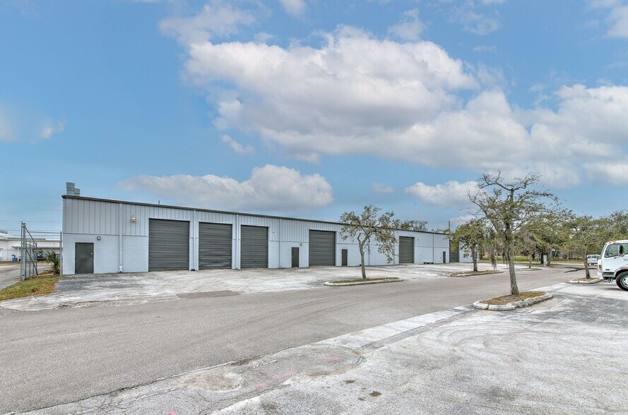 More Photos Of 4055 35th St N, Saint Petersburg Unknown For Lease