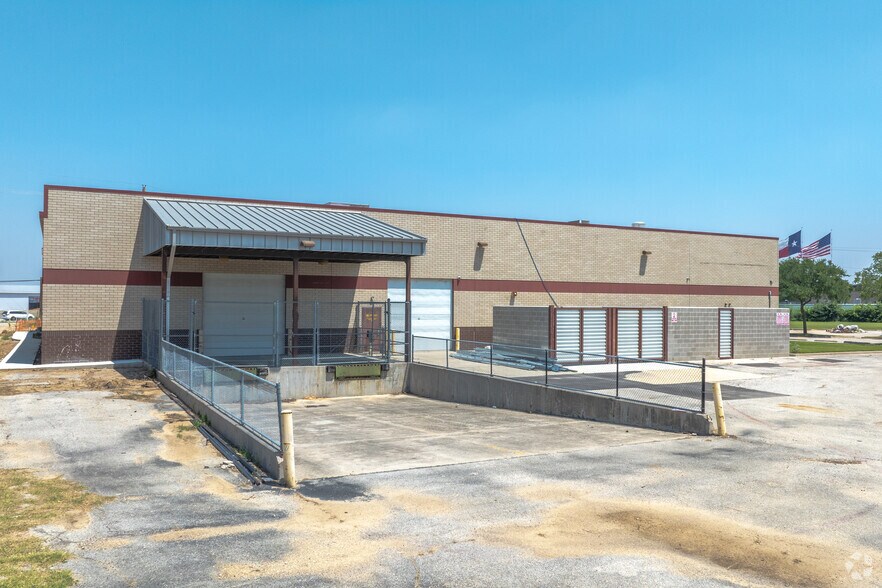 More Photos Of 1329 S Stemmons Fwy, Lewisville General Retail For Sale