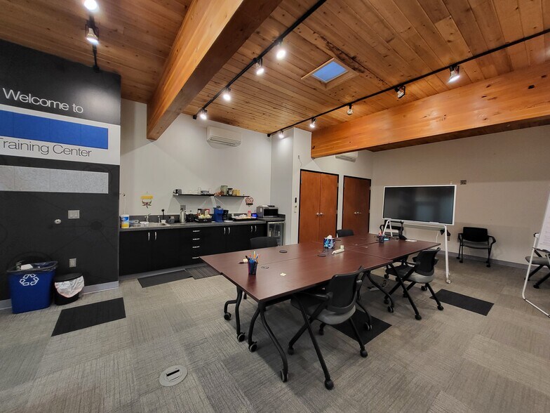 More Photos Of 555 Conger St, Eugene Flex For Sale