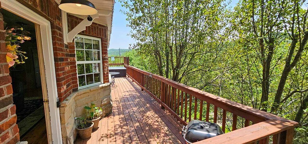More Photos Of County Road 222, Eureka Springs Hotel For Sale