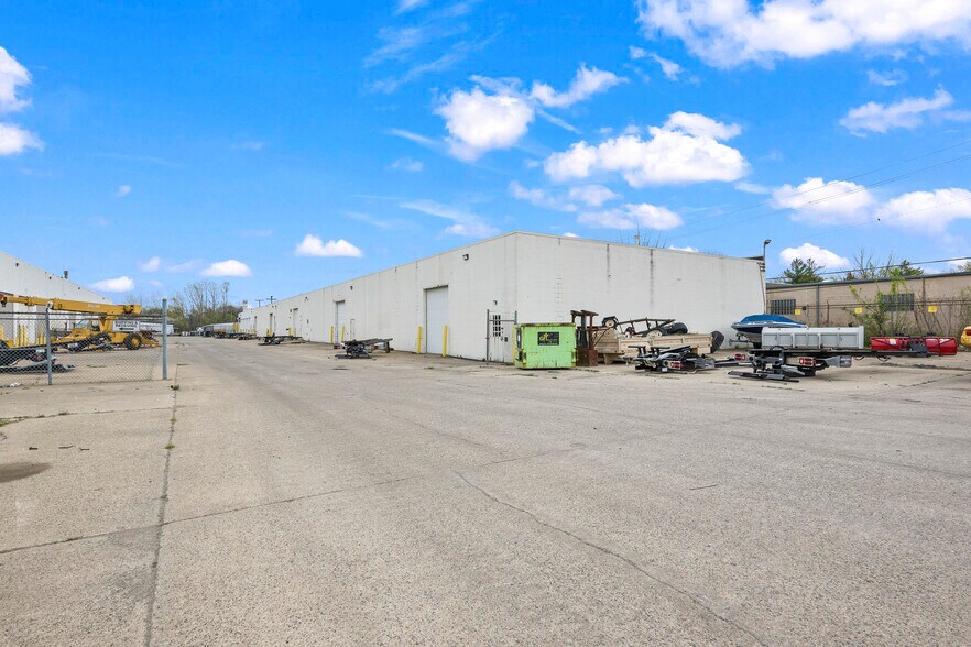 More Photos Of 2727 S Beech Daly Rd, Dearborn Heights Warehouse For Sale