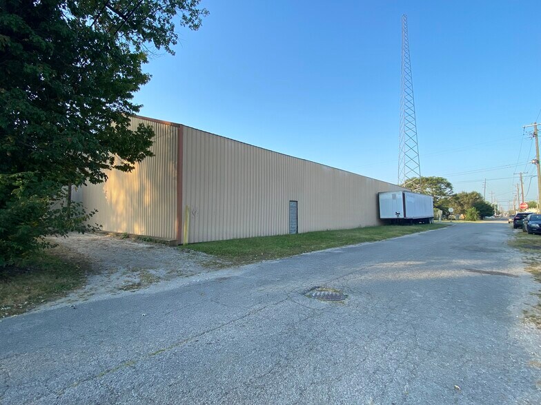 More Photos Of 2409 Chestnut Street, Vincennes Distribution For Sale