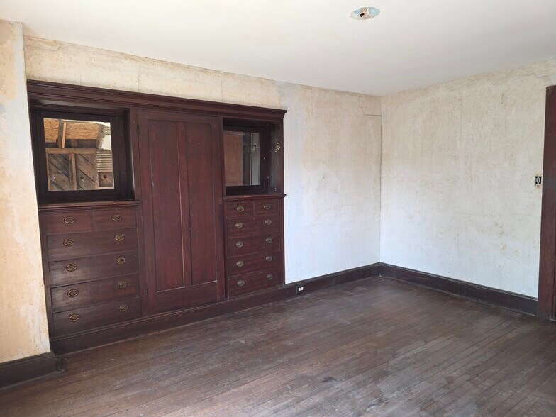 More Photos Of 328 Buckmarsh St, Berryville Flex For Sale