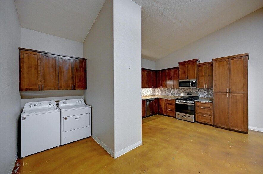 More Photos Of 1940 Magnolia Ave, Luling Self Storage For Sale