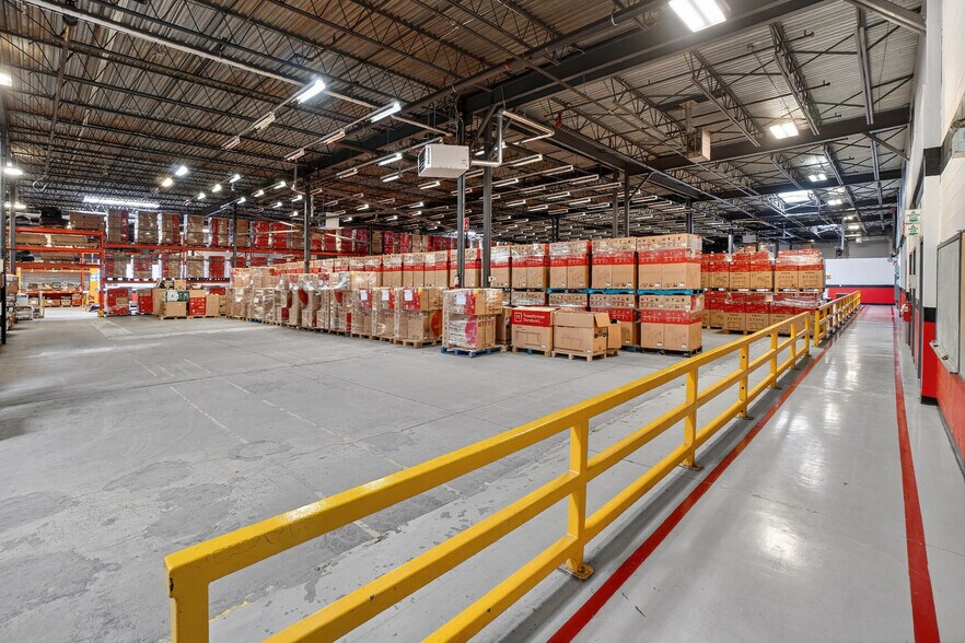 More Photos Of 330 Av Avro, Pointe-claire Warehouse For Lease