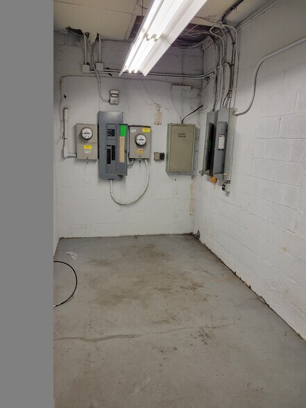 More Photos Of 825 North Point Rd, Rosedale Warehouse For Lease