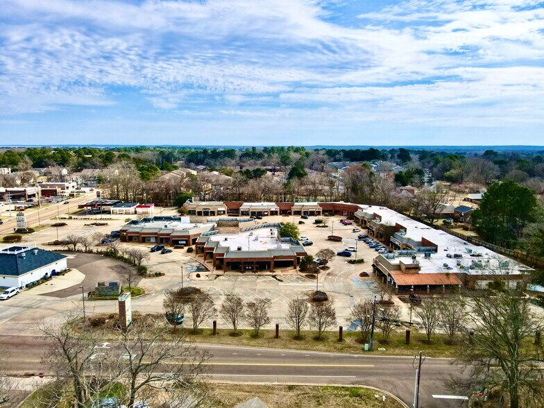 More Photos Of 1625 E County Line Rd, Jackson Freestanding For Lease