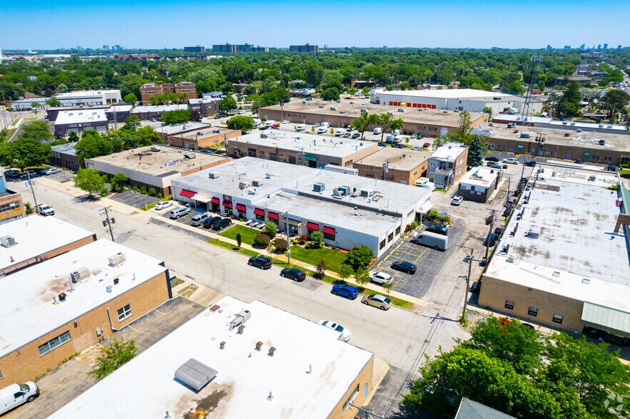 More Photos Of 6421-6425 N Hamlin Ave, Lincolnwood Coworking Space