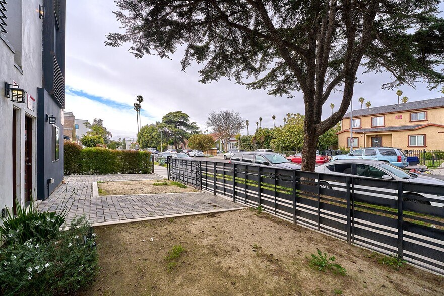More Photos Of 550 W 47th St, Los Angeles Apartments For Sale