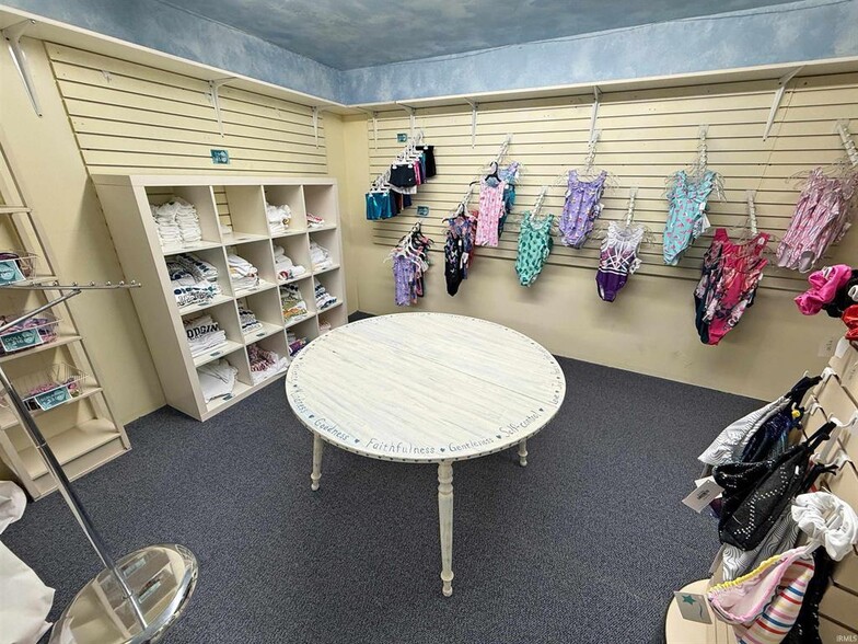 More Photos Of 412 N Truman Rd, Jasper General Retail For Sale