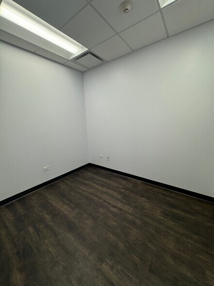 More Photos Of 4950-5020 W Dempster St, Skokie Unknown For Lease