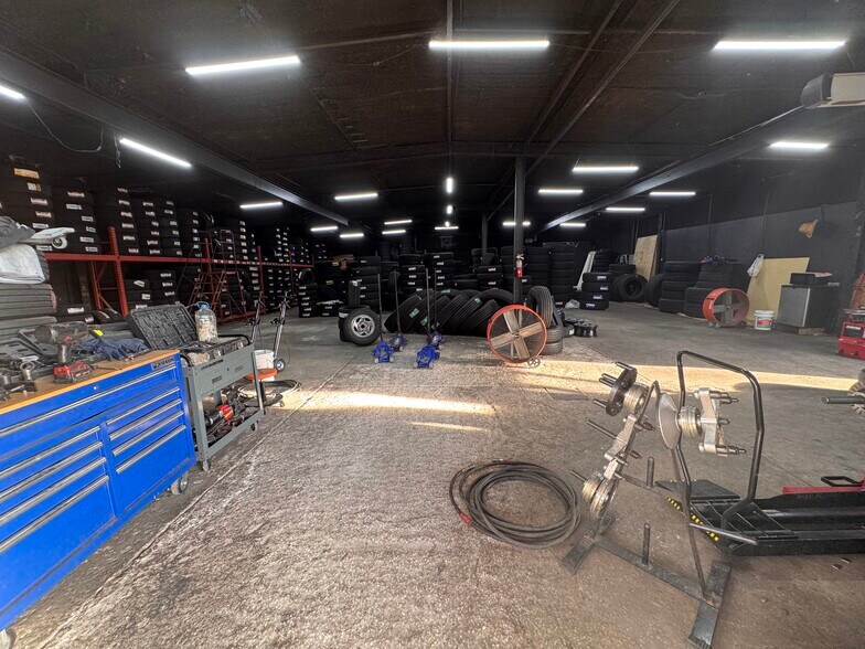 More Photos Of 6301 Causeway Blvd, Tampa Auto Repair For Lease