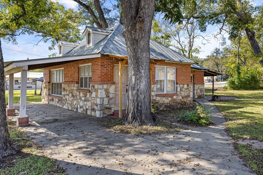 More Photos Of 301 NE Barnard St, Glen Rose Office For Sale