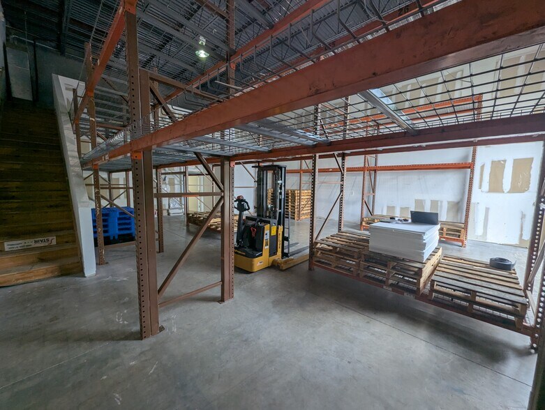 More Photos Of 585 NW Mercantile Pl, Port Saint Lucie Light Manufacturing For Sale