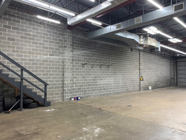 More Photos Of 8176-8202 Beechcraft Ave, Gaithersburg Service For Lease