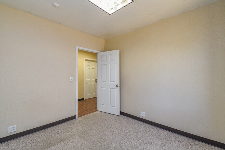 More Photos Of 315 Industrial Park Blvd, Willis Light Manufacturing For Sale