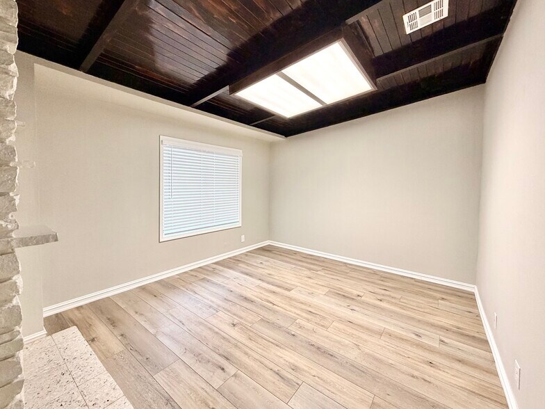 More Photos Of 1030 W Main St, Jenks Office For Sale