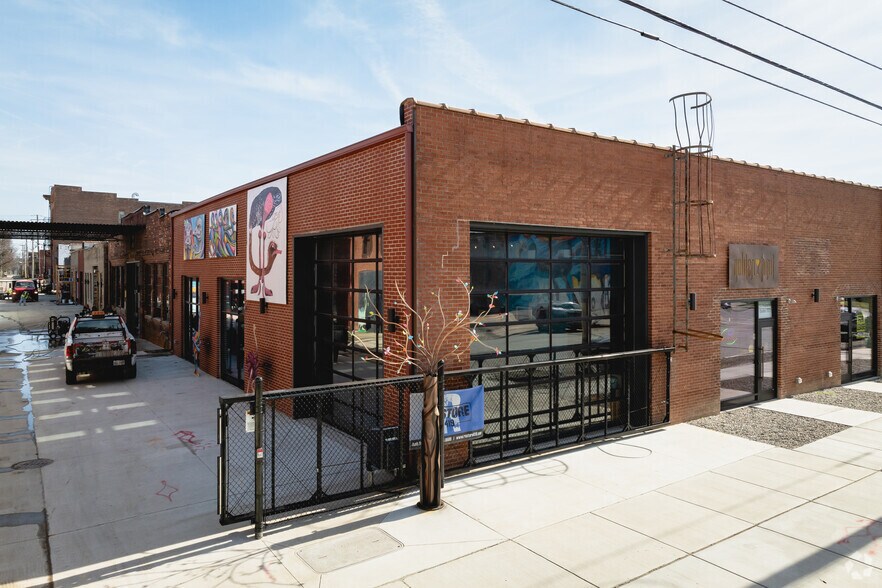 More Photos Of 901-925 Summit St, Toledo Storefront For Lease