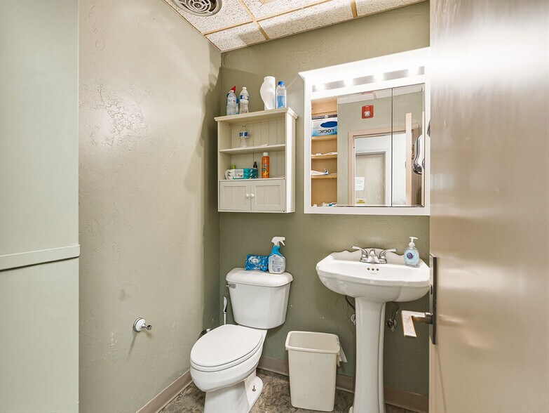 More Photos Of 931 Arlington St, Ada Office For Sale