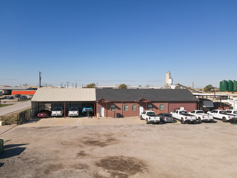 Primary Photo Of 1732 E Hicks Field Rd, Fort Worth Truck Terminal For Lease