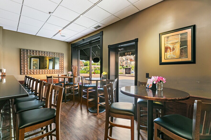 More Photos Of 112 S Maple St, Sycamore Restaurant For Sale