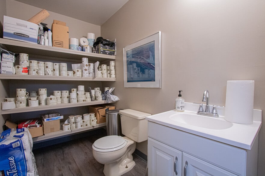 More Photos Of 104 Macomb Pl, Mount Clemens Restaurant For Sale