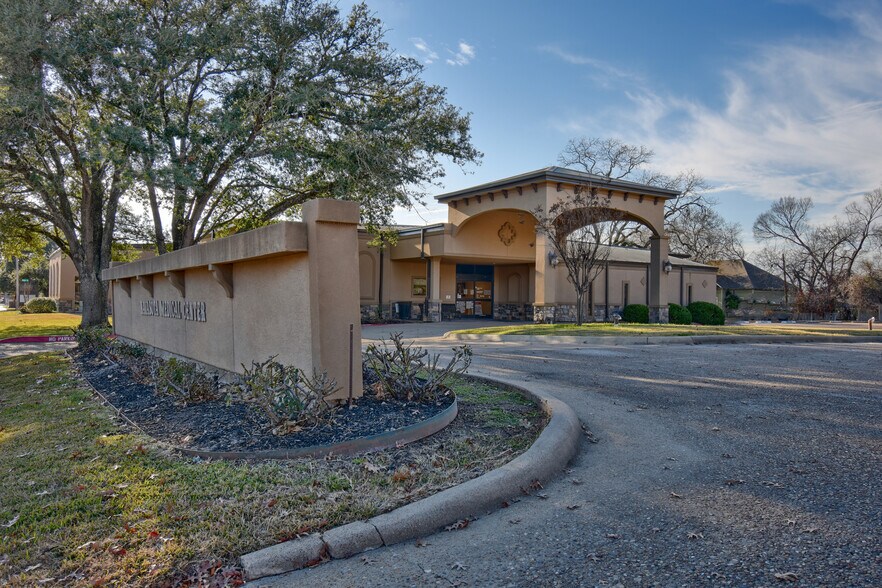 More Photos Of 501 E Washington Ave, Navasota Medical For Sale