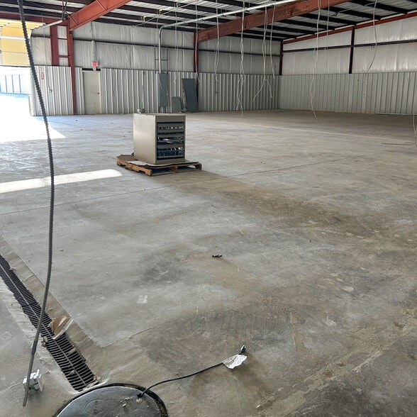 More Photos Of 1245 N Garnett Rd, Tulsa Warehouse For Lease