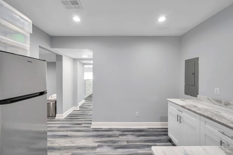 More Photos Of 7949 Ulmerton Rd, Largo Storefront For Sale