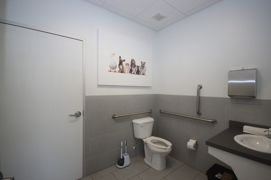 More Photos Of 1609 W Arlington Blvd, Greenville Medical For Lease