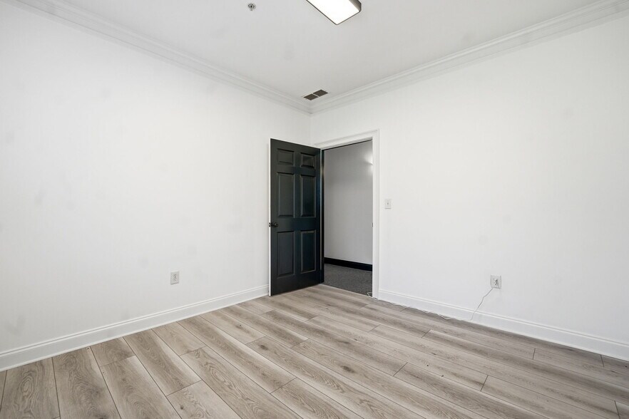 More Photos Of 234-242 Creekstone Rdg, Woodstock Office For Sale