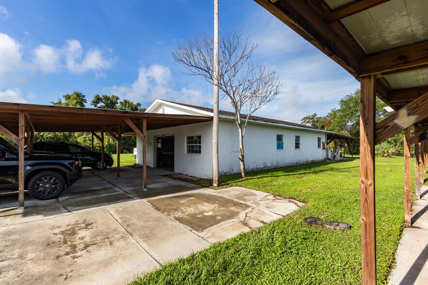 More Photos Of 6901 S 78th St, Riverview Warehouse For Lease