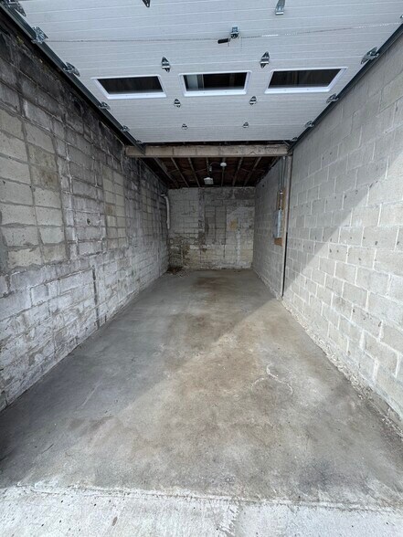 More Photos Of 326 Park St, West Springfield Showroom For Lease