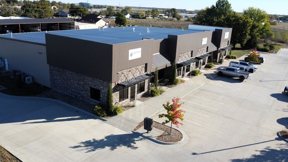 More Photos Of 920-920 E Warren St, Gardner Light Distribution For Sale