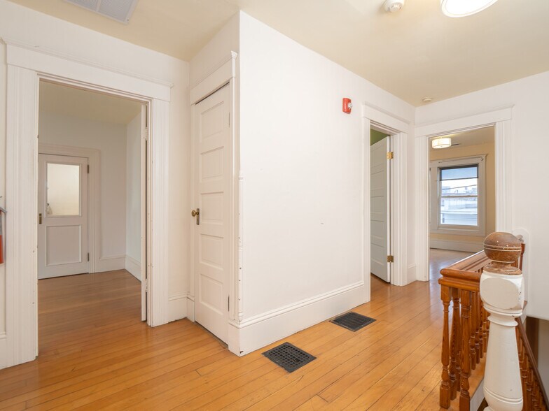More Photos Of 317 NE Sacramento St, Portland Office For Sale