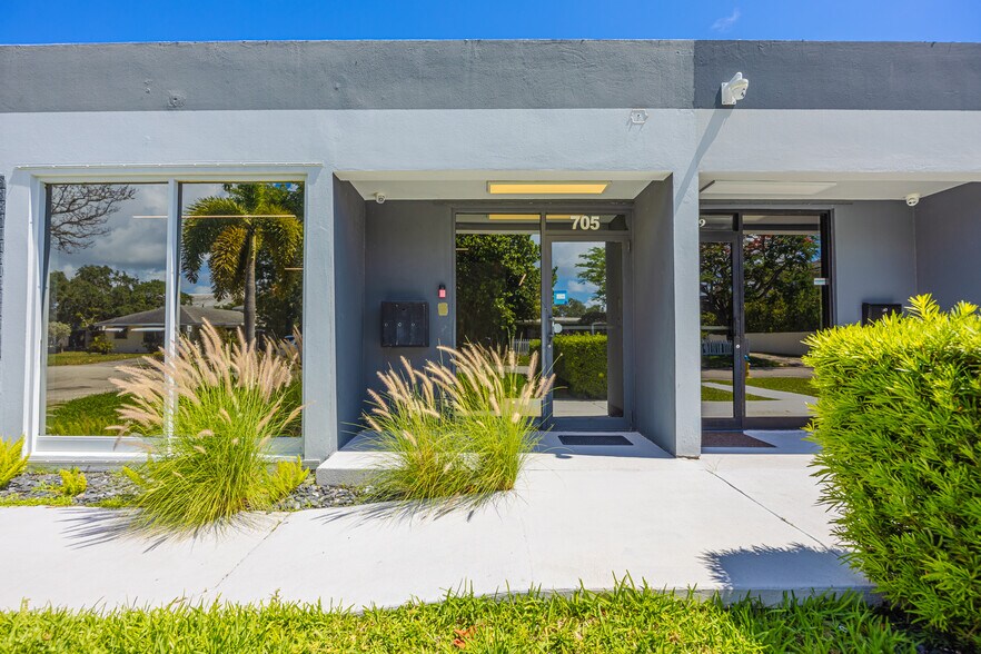 More Photos Of 705 Bond Way, Delray Beach Showroom For Sale