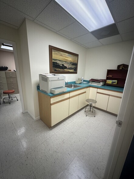 More Photos Of 560 Riverside Dr, Salisbury Medical For Sale