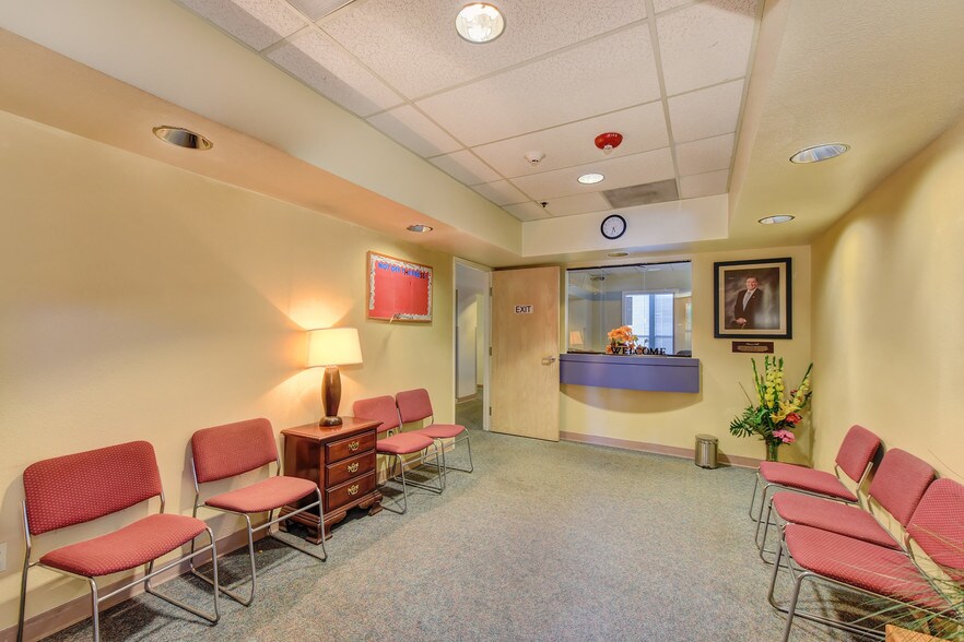 More Photos Of 4718-4740 Engle Rd, Carmichael Loft Creative Space For Lease