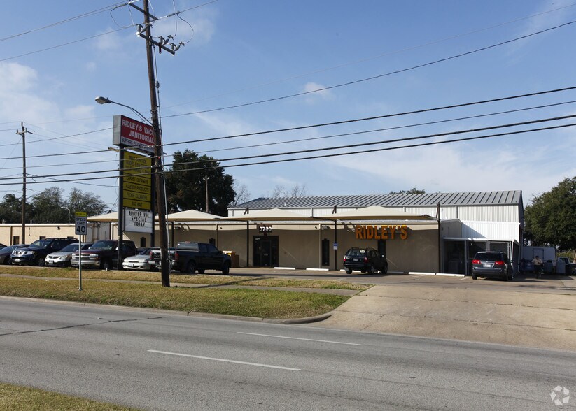 More Photos Of 3700 Reveille St, Houston Freestanding For Lease