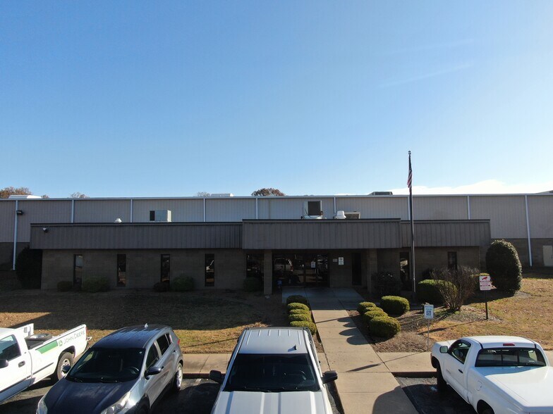 More Photos Of 974 W Main St, Alamo Manufacturing For Lease