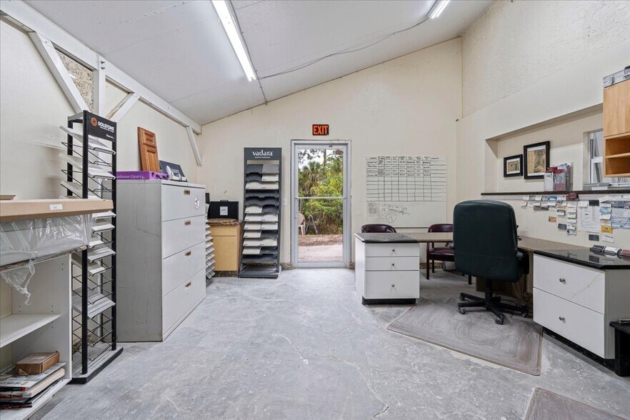 More Photos Of 1434 Market Cir, Port Charlotte Warehouse For Sale