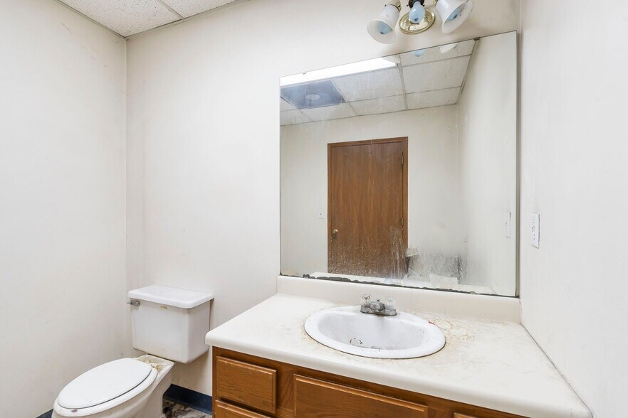 More Photos Of 5410 S Daniel St, Battlefield Manufacturing For Sale