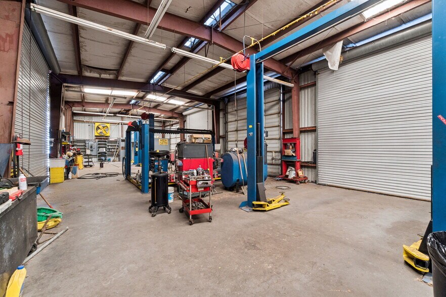 More Photos Of 11 W Magnolia St, Davenport Warehouse For Sale