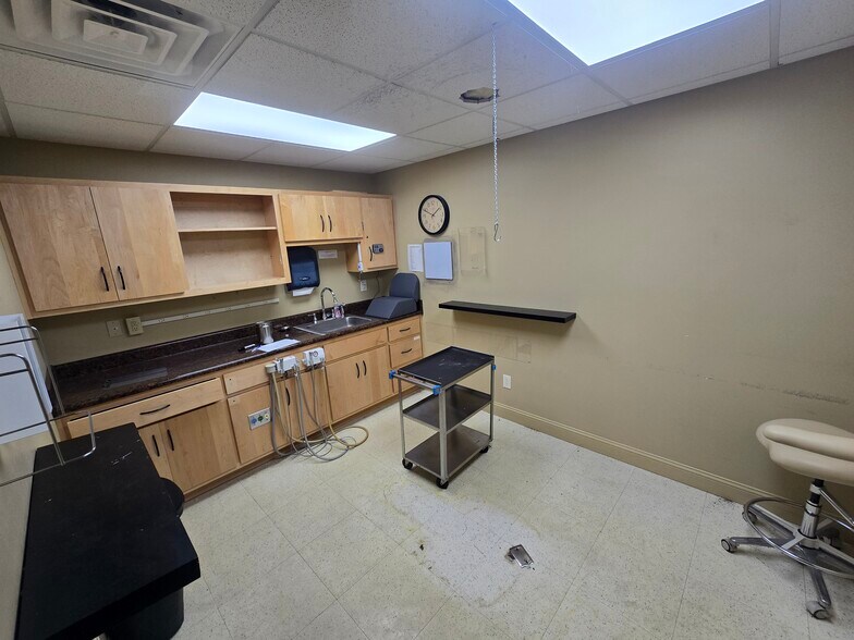 More Photos Of 427-433 Carriage Dr, Beckley Medical For Sale