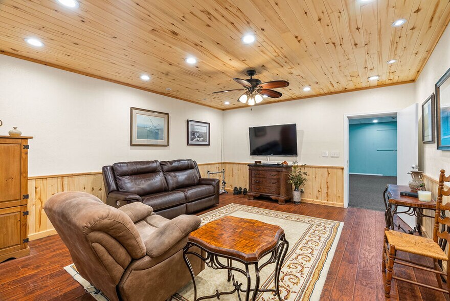 More Photos Of 724 Rowan St, Rockport Office For Sale