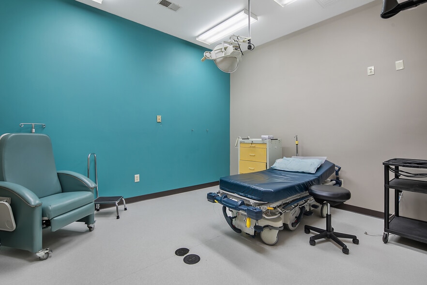 More Photos Of 303-305 Tilghman Dr, Dunn Medical For Sale