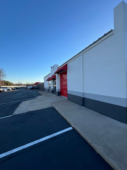 More Photos Of 2924 W Division St, Arlington Unknown For Lease