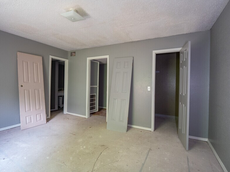 More Photos Of 5924 NW 10th St, Oklahoma City Apartments For Sale