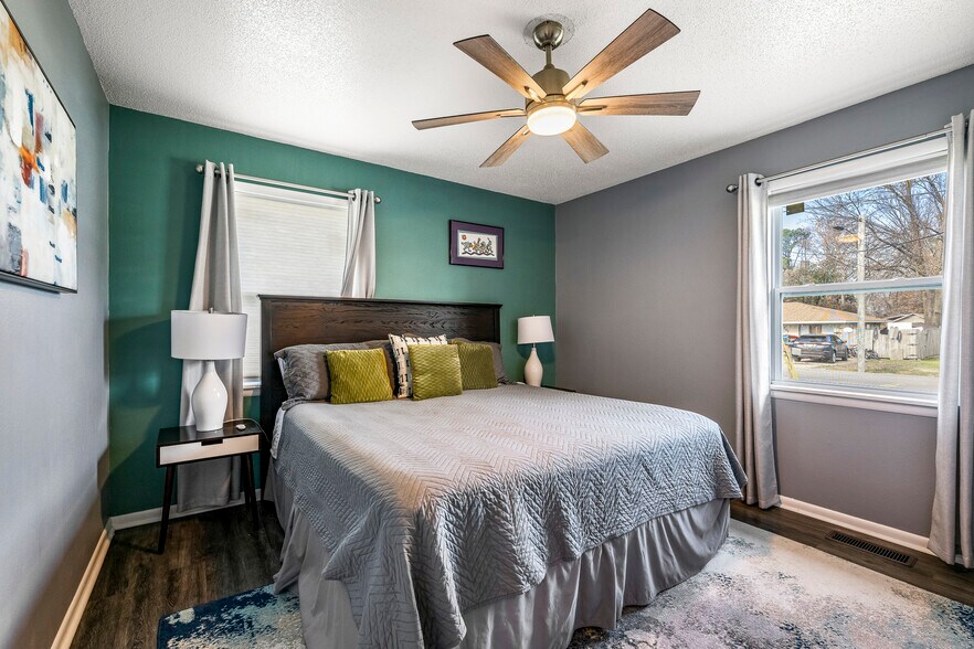 More Photos Of 110 SE 13th St, Bentonville Flex For Sale